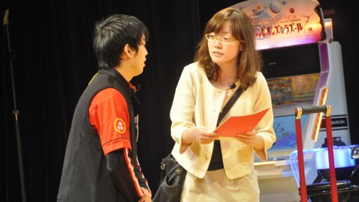 画像集#007のサムネイル/業務中に携帯電話で話しだす新人に,先輩はどう対応する? タイトーステーションのNo.1クルーを決める「第8回接客スタァ誕生!」レポート