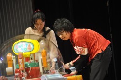 画像集#008のサムネイル/業務中に携帯電話で話しだす新人に,先輩はどう対応する? タイトーステーションのNo.1クルーを決める「第8回接客スタァ誕生!」レポート