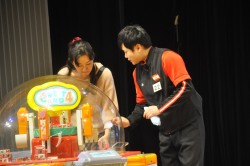 画像集#009のサムネイル/業務中に携帯電話で話しだす新人に,先輩はどう対応する? タイトーステーションのNo.1クルーを決める「第8回接客スタァ誕生!」レポート