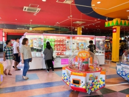 画像ギャラリー No.002のサムネイル画像 / 「タイトーFステーション ニシムタ出水店」が鹿児島で10月19日にオープン。富山の「タイトーステーション ファボーレ婦中店」はリニューアル