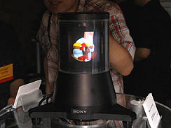 画像集#015のサムネイル/［SIGGRAPH］次世代PSPは360°全方位立体視に対応か。ソニー，SIGGRAPH 2010で「視差数360個＆360°裸眼立体視対応」の小型LEDディスプレイを公開