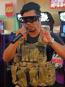 画像ギャラリー No.005のサムネイル画像 / 鬼軍曹のプレイ指南に,新兵達が集結。本日開催の「METAL GEAR ARCADE」稼働開始イベントレポート