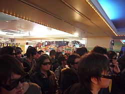 画像ギャラリー No.006のサムネイル画像 / 鬼軍曹のプレイ指南に,新兵達が集結。本日開催の「METAL GEAR ARCADE」稼働開始イベントレポート