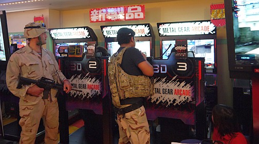 画像ギャラリー No.009のサムネイル画像 / 鬼軍曹のプレイ指南に,新兵達が集結。本日開催の「METAL GEAR ARCADE」稼働開始イベントレポート