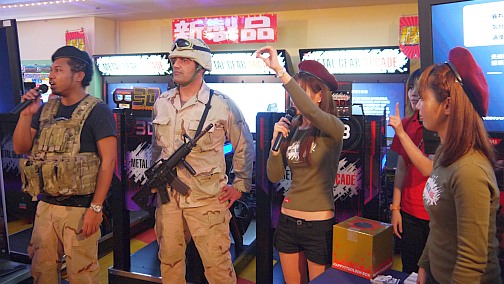 画像ギャラリー No.010のサムネイル画像 / 鬼軍曹のプレイ指南に,新兵達が集結。本日開催の「METAL GEAR ARCADE」稼働開始イベントレポート