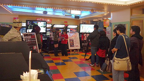 画像ギャラリー No.011のサムネイル画像 / 鬼軍曹のプレイ指南に,新兵達が集結。本日開催の「METAL GEAR ARCADE」稼働開始イベントレポート