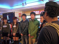 画像ギャラリー No.012のサムネイル画像 / 鬼軍曹のプレイ指南に,新兵達が集結。本日開催の「METAL GEAR ARCADE」稼働開始イベントレポート