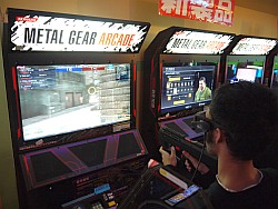 画像ギャラリー No.013のサムネイル画像 / 鬼軍曹のプレイ指南に,新兵達が集結。本日開催の「METAL GEAR ARCADE」稼働開始イベントレポート