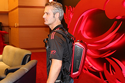 COMPUTEX館VRPCBackpack PCפμµĤ˸MSIܼҥǥĥݡ