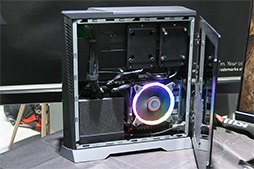 画像ギャラリー No.007のサムネイル画像 / 写真で見る新型ゲームPC「Trident X」。GeForce RTX 20&第9世代Coreプロセッサ搭載の薄型PCをじっくり眺めてみた