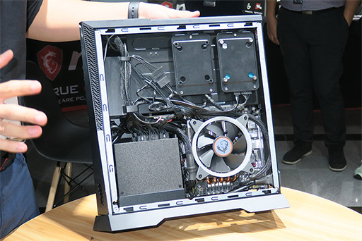 画像ギャラリー No.008のサムネイル画像 / 写真で見る新型ゲームPC「Trident X」。GeForce RTX 20&第9世代Coreプロセッサ搭載の薄型PCをじっくり眺めてみた