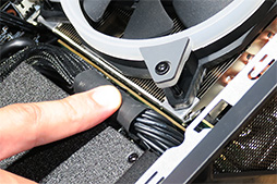 画像ギャラリー No.010のサムネイル画像 / 写真で見る新型ゲームPC「Trident X」。GeForce RTX 20&第9世代Coreプロセッサ搭載の薄型PCをじっくり眺めてみた