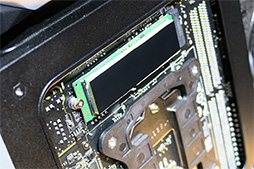 画像ギャラリー No.013のサムネイル画像 / 写真で見る新型ゲームPC「Trident X」。GeForce RTX 20&第9世代Coreプロセッサ搭載の薄型PCをじっくり眺めてみた