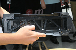 画像ギャラリー No.014のサムネイル画像 / 写真で見る新型ゲームPC「Trident X」。GeForce RTX 20&第9世代Coreプロセッサ搭載の薄型PCをじっくり眺めてみた