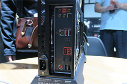 画像ギャラリー No.017のサムネイル画像 / 写真で見る新型ゲームPC「Trident X」。GeForce RTX 20&第9世代Coreプロセッサ搭載の薄型PCをじっくり眺めてみた