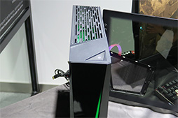 画像ギャラリー No.018のサムネイル画像 / 写真で見る新型ゲームPC「Trident X」。GeForce RTX 20&第9世代Coreプロセッサ搭載の薄型PCをじっくり眺めてみた