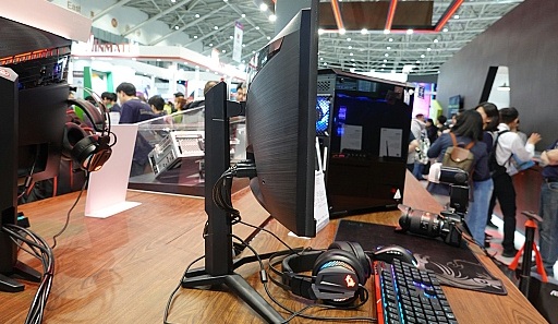 画像ギャラリー No.020のサムネイル画像 / MSIの最新ゲーマー向けディスプレイは,実況配信者向けモデルや家庭用ゲーム機向け湾曲液晶モデルに注目だ