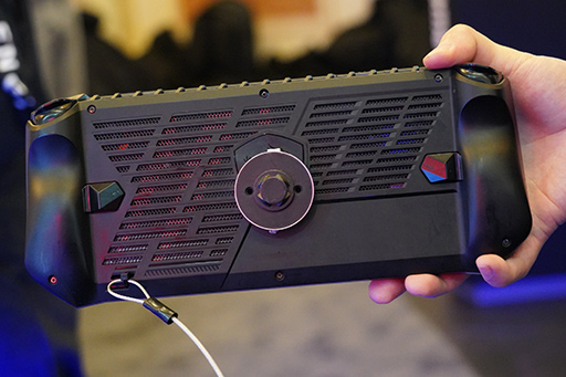 画像ギャラリー No.009のサムネイル画像 / 世界初のCore Ultra搭載携帯型ゲームPC「MSI Claw A1M」をチェック。性能だけでなくゲームパッドや放熱にも見どころあり!