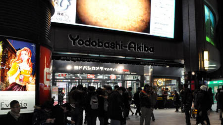 画像ギャラリー No.001のサムネイル画像 / お昼には2時間待ちも。酒井氏,寺田氏,菅沼氏も駆けつけた「ファンタシースターポータブル2 インフィニティ」の先行体験会をレポート