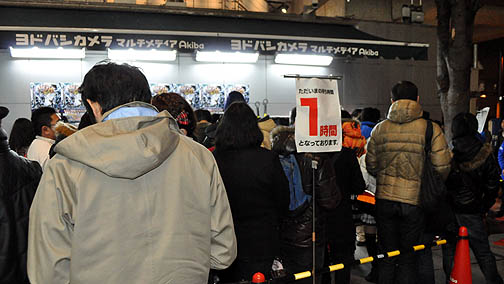 画像ギャラリー No.003のサムネイル画像 / お昼には2時間待ちも。酒井氏,寺田氏,菅沼氏も駆けつけた「ファンタシースターポータブル2 インフィニティ」の先行体験会をレポート