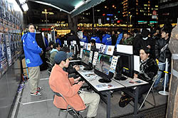 画像ギャラリー No.004のサムネイル画像 / お昼には2時間待ちも。酒井氏,寺田氏,菅沼氏も駆けつけた「ファンタシースターポータブル2 インフィニティ」の先行体験会をレポート