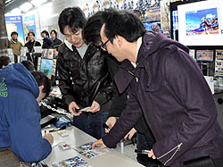 画像ギャラリー No.008のサムネイル画像 / お昼には2時間待ちも。酒井氏,寺田氏,菅沼氏も駆けつけた「ファンタシースターポータブル2 インフィニティ」の先行体験会をレポート