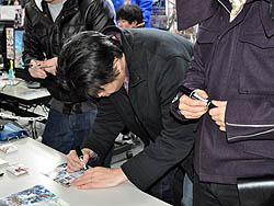 画像ギャラリー No.009のサムネイル画像 / お昼には2時間待ちも。酒井氏,寺田氏,菅沼氏も駆けつけた「ファンタシースターポータブル2 インフィニティ」の先行体験会をレポート