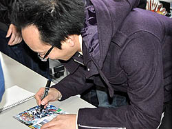 画像ギャラリー No.010のサムネイル画像 / お昼には2時間待ちも。酒井氏,寺田氏,菅沼氏も駆けつけた「ファンタシースターポータブル2 インフィニティ」の先行体験会をレポート