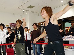 画像ギャラリー No.003のサムネイル画像 / KONAMI名物プロデューサーのNAOKIが1日店長に! 「DanceEvolution」発売記念イベントをレポート