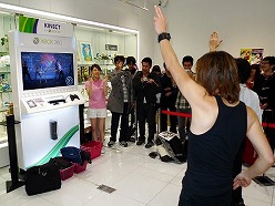 画像ギャラリー No.004のサムネイル画像 / KONAMI名物プロデューサーのNAOKIが1日店長に! 「DanceEvolution」発売記念イベントをレポート