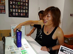 画像ギャラリー No.007のサムネイル画像 / KONAMI名物プロデューサーのNAOKIが1日店長に! 「DanceEvolution」発売記念イベントをレポート