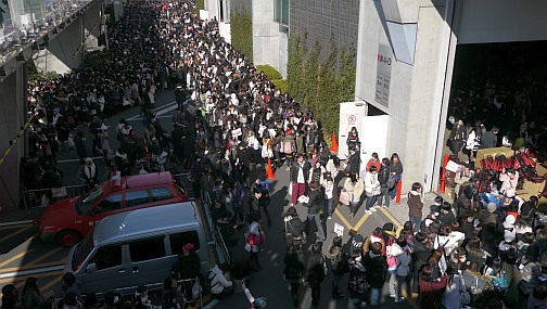 画像ギャラリー No.058のサムネイル画像 / 「うみねこのなく頃に」がついに完結。同人ゲームから企業ブースまで網羅した,「コミックマーケット79」フォトレポートを掲載