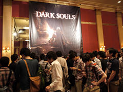 ���������꡼ No.004�Υ���ͥ������ / ��TGS 2011�ϡ�ARMORED CORE V�פȡ�DARK SOULS�פ�����θ����ݡ��ȡ�ȯ�䤬����DARK SOULS�Υץ��ǥ塼�������饳���Ȥ���äƤ���