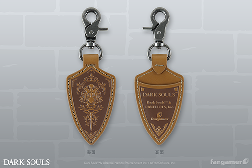 画像ギャラリー No.003のサムネイル画像 / 「DARK SOULS」のグッズ,“エストの灰瓶 ピンバッジ”と“上級騎士のレザーキーホルダー”が発売。レザーキーホルダーは「紋章の盾」がモチーフ