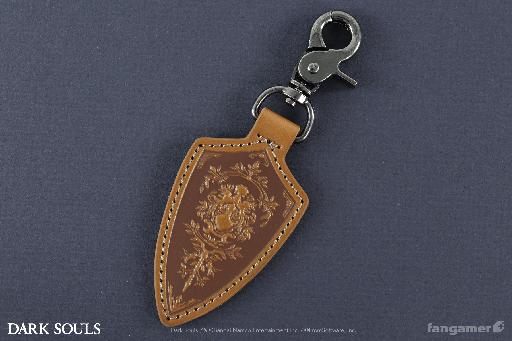 画像ギャラリー No.005のサムネイル画像 / 「DARK SOULS」のグッズ,“エストの灰瓶 ピンバッジ”と“上級騎士のレザーキーホルダー”が発売。レザーキーホルダーは「紋章の盾」がモチーフ