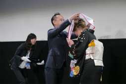 画像ギャラリー No.008のサムネイル画像 / 「PSO2」に小林幸子さんが降臨,メガ幸子と共にフェニックスに乗ってバーチャルライブを披露する。都内で行われた「地球親善大使 就任式」レポート