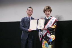 画像ギャラリー No.009のサムネイル画像 / 「PSO2」に小林幸子さんが降臨,メガ幸子と共にフェニックスに乗ってバーチャルライブを披露する。都内で行われた「地球親善大使 就任式」レポート