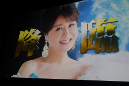 画像ギャラリー No.014のサムネイル画像 / 「PSO2」に小林幸子さんが降臨,メガ幸子と共にフェニックスに乗ってバーチャルライブを披露する。都内で行われた「地球親善大使 就任式」レポート