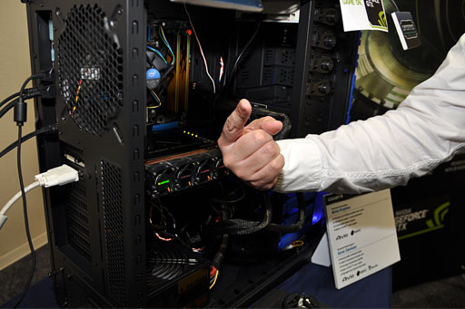 画像ギャラリー No.009のサムネイル画像 / GIGA-BYTE,OC版GTX 680カードの開発途上版をチラ見せ。5連ファンがGPUの熱を吸い出すクーラー「WINDFORCE 5X」搭載