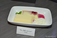 画像ギャラリー No.019のサムネイル画像 / 「バイオハザード」15周年記念企画がシューティングバー エアーで5月20日にスタート。「かゆ……うま……」な料理が食べられる!?