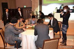 画像ギャラリー No.039のサムネイル画像 / レベッカのスペシャルコスチュームは白いメイド服? 「バイオハザード ザ・マーセナリーズ 3D」発売記念イベントで,“サムライエッジ”やファントムのアパレル商品復刻も発表