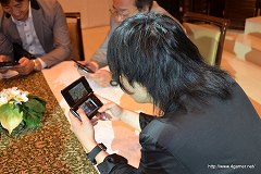 画像ギャラリー No.040のサムネイル画像 / レベッカのスペシャルコスチュームは白いメイド服? 「バイオハザード ザ・マーセナリーズ 3D」発売記念イベントで,“サムライエッジ”やファントムのアパレル商品復刻も発表