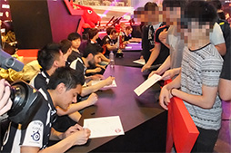 画像ギャラリー No.044のサムネイル画像 / 「Dota 2」の決勝戦で台北の夜が熱く燃えた。国際ゲームトーナメントBeat IT 2014をレポート