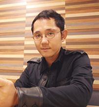 画像ギャラリー No.001のサムネイル画像 / 「レイトン教授VS逆転裁判」発売イベントが11月29日に開催。巧 舟氏も出席