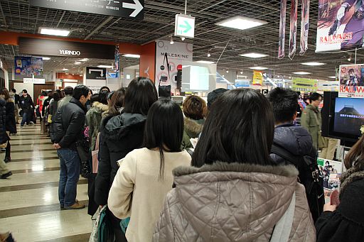 画像ギャラリー No.002のサムネイル画像 / 「レイトン教授VS逆転裁判 設定画集」発売記念サイン会が開催。巧 舟氏と塗 和也氏が100名のファンと触れ合った会場の模様をレポート