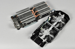 画像ギャラリー No.018のサムネイル画像 / 3スロット占有の大型クーラーを搭載したASUS製GTX 580カード「ENGTX580 DCII」。クーラーの冷却能力とOC周りをチェックする