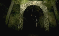 画像ギャラリー No.002のサムネイル画像 / 「イケニエノヨル」公式サイトに“憑夜見渓谷名所案内”が追加。「廃トンネル」「駅」「死体安置室」「呪いの公衆電話」などが紹介