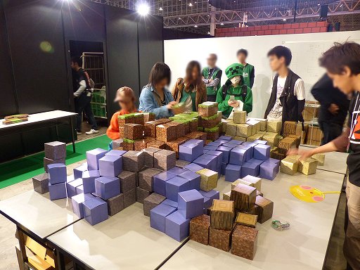 画像ギャラリー No.001のサムネイル画像 / 【超会議2】「Minecraft」の世界をリアルで再現? ブロックを好き勝手に組み上げられる「超リアルマインクラフト」コーナー