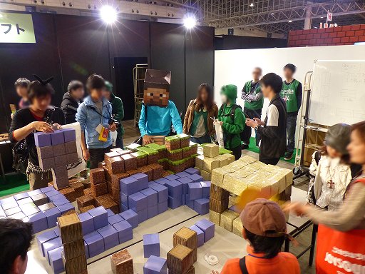 画像ギャラリー No.005のサムネイル画像 / 【超会議2】「Minecraft」の世界をリアルで再現? ブロックを好き勝手に組み上げられる「超リアルマインクラフト」コーナー
