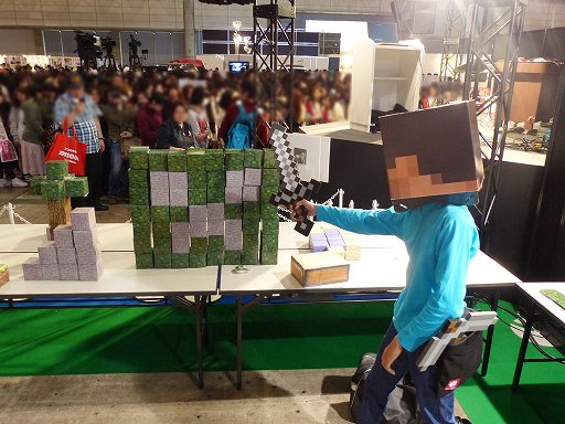 画像ギャラリー No.006のサムネイル画像 / 【超会議2】「Minecraft」の世界をリアルで再現? ブロックを好き勝手に組み上げられる「超リアルマインクラフト」コーナー
